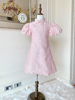 เดรสกี่เพ้าแขนตุ๊กตาสีชมพูนู้ดอ่อนๆ เดรสทรงเอ ผ้าทอลายโมเดิร์นสอดดิ้นเงินผ้าสวยมากๆ สีผู้ดีมาก