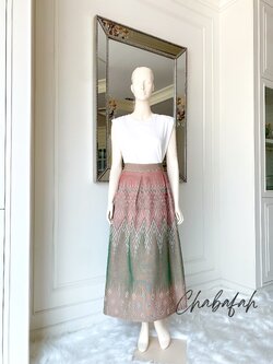 (No. 011) กระโปรงผ้าฝ้ายไทยทอเครื่อง ลายซากุระโทนสีเขียวตุ่นสลับน้ำตาล สวยผู้ดี ทรงทวิส แบรนด์ Chabafah (ชบาฟ้า)