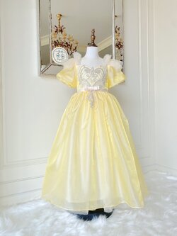 เดรสราตรียาวสีเหลืองพาสเทลแขนตุ๊กตา ดีเทลลูกไม้ปักเลื่อมกลางอก เอวตกแต่งโบว์