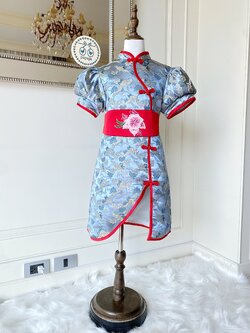 เดรสกี่เพ้าแขนสั้นสีฟ้าผ้าทอลายนกกระเรียนขาวแบบจีนโบราณ มีผ้าคาดเอวปักลายดอกไม้สีชมพูถอดออกได้