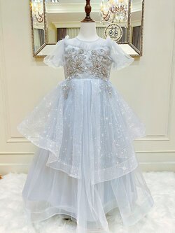 เดรสออกงานราตรียาวแขนตุ๊กตา สีฟ้าคราม ดีเทลปักลูกไม้เลื่อมสีเงินที่กลางอก