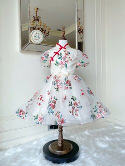 เดรสกี่เพ้าสีครีมปักดอกไม้สีแดงแขนตุีกตา ดีเทลแต่งโบว์ซาตินสีครีมช่วงเอว