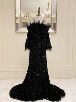 เดรสออกงานราตรีหางปลาแขนยาวสีดำปักเลื่อมเปิดไหล่ แต่งขนนกกระจอกเทศ สวยหรู