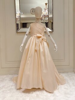 เดรสออกงานราตรียาวไหล่เดียวสีแชมเปญ (งานไฮพรีเมี่ยม) ดีเทลจับเดรปกระโปรงบานยาวแบบหางปลา