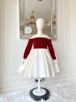 เดรสราตรีสั้นสีแดงตัดสีขาวครีมแขนยาวเปิดไหล่ ดีเทลปักไข่มุกรอบไหล่