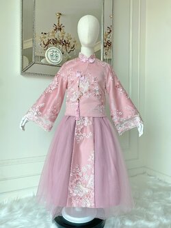 เซตเสื้อแขนยาวกี่เพ้าและกระโปรงยาวสีชมพูหวาน ผ้าลูกไม้ฉลุสวยหวาน ดีเทล Charm แบบจีนโบราณประดับพู่