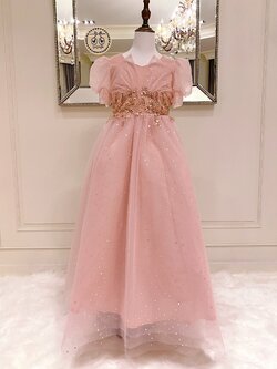 เดรสออกงานราตรียาวแขนตุ๊กตาสีชมพูหวาน ดีเทลจับเดรปสวยๆ ช่วงอก