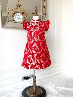 เดรสกี่เพ้าสีแดงแขนล้ำ ผ้าแพรเนิ้อดีทอลายนกกระเรียนขาวความหมายดีๆ ดีเทลปักมุกบนอก