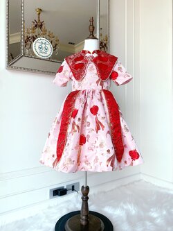 เดรสกี่เพ้าสีชมพูตัดสีแดงแขนสั้น ปกสวยหรูปักไข่มุกรอบสวยเลอค่า ผ้าแพรเนื้อดีทอลายโคมไฟจีนความหมายดีๆ