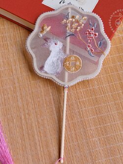 (No.198) พัดจีนถือเป็นพร๊อพปักฉลุลายกระต่ายและเหรียญจีนบนผ้าแก้ว ประดับพู่