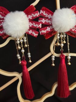 (No.200) ขายเป็นคู่ กิ๊ฟติดผมตรุษจีน ประดับโบว์แดงและปอมปอมลูกโตตรงกลาง