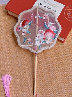 (No.199) พัดจีนถือเป็นพร๊อพปักฉลุลายกระต่ายและลูกพีชสีชมพูบนผ้าแก้ว ประดับพู่