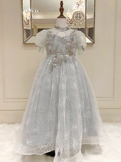 เดรสออกงานราตรียาวแขนตุ๊กตาผสมแขนสี่ส่วน คอจีนสีเทาอ่อน เรียบหรูสุภาพเรียบร้อย