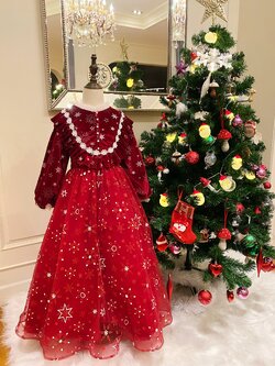 เดรสราตรียาวสีแดงเลือดนก แขนสี่ส่วน กระโปรงสกรีนลาย Snowflake วิ้งๆ