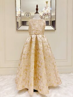 เดรสออกงานราตรียาวแขนกุดสีโทนครีมทอง งานไฮพรีเมี่ยม ผ้า Jacquard ทอลาย 3D มาพร้อมเข็มขัดโลหะสีทอง