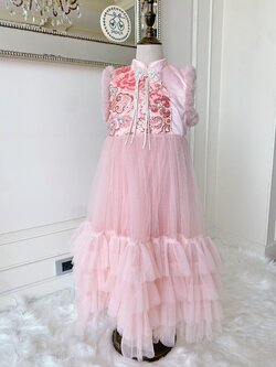 เดรสกี่เพ้าแขนกุดไฮพรีเมี่ยมสีชมพูหวานแต่งขนที่รวบแขน ผ้าสวยปักเลื่อมหรูหรา ดีเทลชายกระโปรงแต่งระบายฟูฟ่องสวยอลัง (ไม่รวมเสื้อแขนยาว)