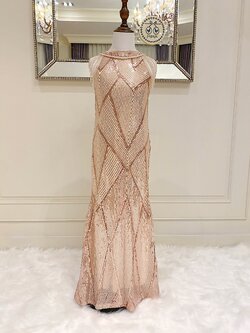 เดรสออกงานราตรียาวไหล่ล้ำสี Pink Gold ปักเลื่อมปล้องไล่โทนสีอ่อนเข้ม เรียบหรูผู้ดี