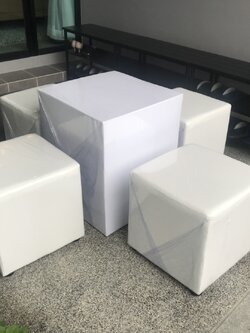 ชุดโต๊ะเก้าอี้สตูลูกเต๋า สีขาว