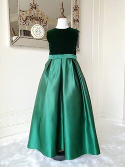 เดรสราตรียาวสีเขียวแขนกุด สีเขียวสวยผู้ดีมาก ดีเทลกำมะหยี่ตัดกับช่วงล่างผ้าซาติน ด้านหลังมีโบว์