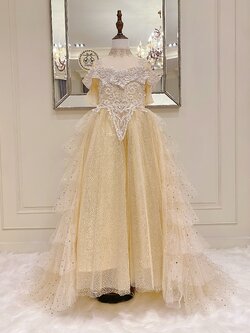 เดรสออกงานราตรียาวแขนสั้นสีครีมทอง งานไฮพรีเมี่ยม ปักไข่มุกและเลื่อมแน่นๆ งานละเอียด ด้านหลังแต่งระบายเป็นชั้น