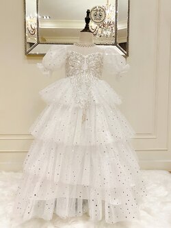 เดรสออกงานราตรียาวแขนตุ๊กตา สีขาวออฟไวท์บริสุทธิ์ ดีเทลปักลายสวยช่วงอก กระโปรงระบายหลายชั้นสวยอลัง