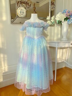 เดรสออกงานราตรียาวแขนกุด สีเรนโบว์พาสเทล ดีเทลไข่มุกที่รอบเอว