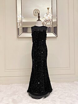 เดรสราตรียาวหางปลาสีดำแขนกุดปักเลื่อมทั้งชุด ดีเทลไหล่ซีทรู ชุดนี้แพทเทริน์ใส่สวยเข้ารูปร่าง