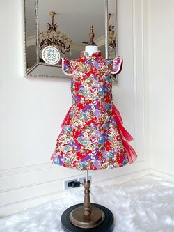 เดรสกี่เพ้าสีแดงแขนล้ำ ผ้าคอตตอนพิมพ์ทองลวดลายสไตล์กิโมโน ดีเทลแต่งระบายผ้าโปร่ง 3 ชั้นสวยหวาน