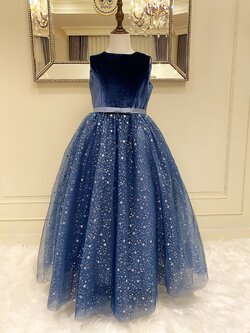 เดรสออกงานราตรียาวเดรสออกงานราตรียาวแขนกุดสีน้ำเงิน (งานไฮพรีเมี่ยม) ผ้า 2 Textures ช่วงบนผ้ากำมะหยี่ ช่วงล่างผ้าโปร่งพิมพ์ลายดาว