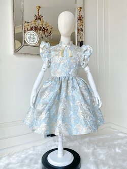 เดรสกี่เพ้าสีฟ้าแขนล้ำแต่งระบาย 2 ชั้น ผ้าทอดิ้นเงินลายกุหลาบหรูมาก ดีเทลปักมุก แต่งกระดุมประดับพู่