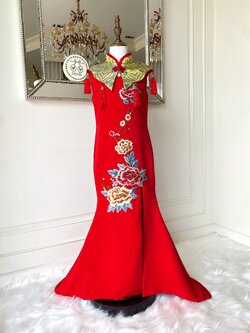 เดรสกี่เพ้ายาวหางปลาสีแดงแขนกุด ดีเทลงานปักดอกโบตั๋นประดับเพชร พร้อมปกถอดออกได้