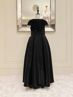 เดรสราตรียาวสีดำแขนล้ำ (งานไฮพรีเมี่ยม) ดีเทลปักเลื่อมด้านบน ช่วงกระโปรงผ้าดัสเชสเนื้อเงา ผ้าสวยมาก