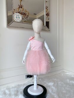 เดรสราตรีสั้นสีชมพูอ่อน ดีเทลไหล่เดียวตกแต่งโบว์ กระโปรงฟูน่ารัก