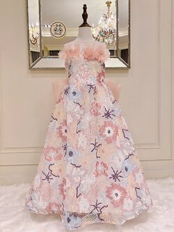 เดรสออกงานราตรียาวแขนกุดปักเลื่อมดอกไม้สีพาสเทล ดีเทลแต่งโบว์โตสีชมพูหวานที่ด้านหลัง