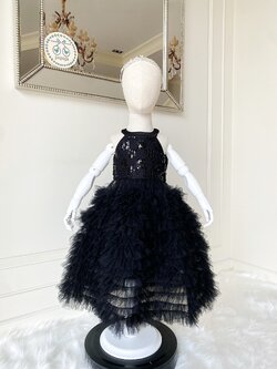 เดรสราตรียาวสี่ส่วนสีดำแขนกุก ดีเทลหลังเว้าประดับโบว์ กระโปรงจับเดรปฟูน่ารัก