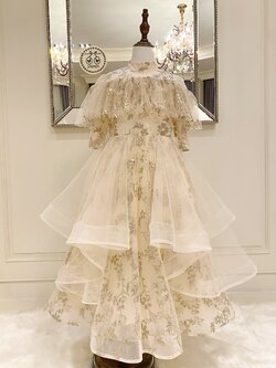 เดรสออกงานราตรียาวแขนสี่ส่วนผ้าลูกไม้สีเบจทองหรูหราผู้ดี ดีเทลไหล่เว้า