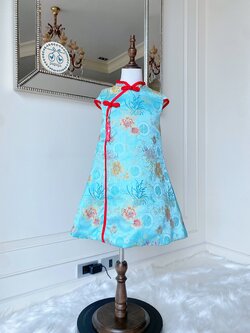 เดรสกี่เพ้าสีแดงแขนสั้นสีฟ้าสดใส ผ้าแพรเนื้อดีทองลายจีนโบราน ดีเทลแต่งพู่สีแดง