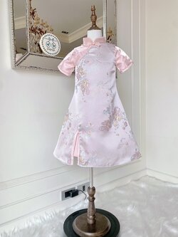 เดรสกี่เพ้าสีชมพูตุ่นแขนสั้น ผ้าแพรปักลายผีเสื้อดอกไม้สีโทนพาสเทลสวยหวานลงตัว ดีเทลกระดุมจีนประดับคริสตัลสวยมาก