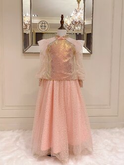 (เซต 2 ชิ้น) เสื้อกี่เพ้าแขนยาวปักเลื่อมสีชมพู มาพร้อมกระโปรงเข้าธีมสวยมากๆ งานไฮพรีเมี่ยม