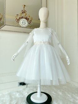 เดรสราตรีสั้นสีขาวออฟไวท์แขนกุด (งานไฮพรีเมี่ยม) ดีเทลประดับลูกไม้ที่หัวไหล่