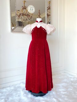 เดรสกี่เพ้ายาวกำมะหยี่สีแดงเลือดหมูแขนตุ๊กตา ตัดกับผ้าทอลายดอกไม้ 3D สีครีมสอดดิ้นทอง ดีเทลประดับสร้อยระย้าไข่มุกหรูหร สวยมาก