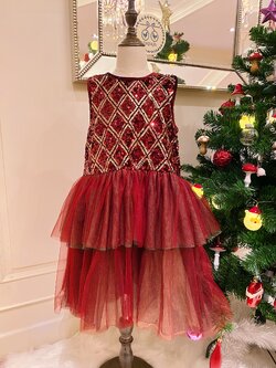 เดรสสีแดงงานไฮพรีเมี่ยม แขนกุดดีเทลปักเลื่อมลายข้าวหลามตัดช่วงอกหรูหรา ดีเทลช่วงกระโปรงสองชั้น สวยอลัง