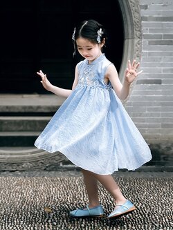 เดรสกี่เพ้าแขนกุดสีฟ้าครามงานปักหงส์ฟ้าและแต่งไข่มุก ซ้อนผ้าชีฟองมี Texture ที่ชั้นนอก