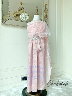 เดรสชุดไทยสไบเฉียง สีชมพูพาสเทล แบรนด์ Chabafah พร้อมเครื่องประดับ 3 ชิ้น