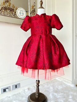 เดรสกี่เพ้าแขนสั้นสีแดงทรงกระโปรงบาน ผ้าสวยมากๆ ทอลายจีนโบราณแบบนูน ดีเทลชายกระโปรงแต่งระบายผ้าโปร่งซอฟท์ละมุน