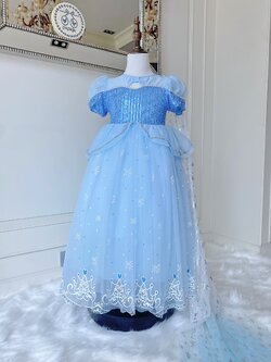 ชุดเจ้าหญิงเจ้าหญิงเอลซ่า รุ่นแขนตุ๊กตา ดีไซส์โบว์กลางอก ปักมุก พร้อมผ้าคลุมถอดออกได้