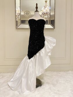 เดรสออกงานราตรียาวแขนกุด สีดำปักเลือม ดีเทลไข่มุกห้อยระย้าที่หัวไหล่