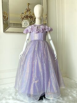 เดรสราตรียาวสี่ส่วน สีม่วงพาสเทล แขนกุด ดีเทลจับเดรปรอบไหล่ ผ้าปักเลื่อมวิ้งๆ สวยมากๆ