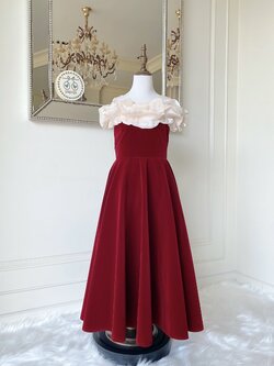 เดรสราตรียาวสีแดงแขนกุด ดีเทลช่วงไหล่จับจีบตัดโทนสีแดงด้วยผ้าสีครีม