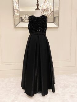 เดรสราตรียาวสีดำแขนกุด (งานไฮพรีเมี่ยม) ดีเทลปักเลื่อมด้านบน ช่วงกระโปรงผ้าดัสเชสเนื้อเงา ผ้าสวยมาก